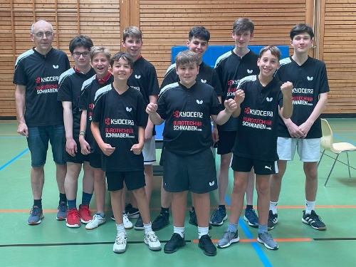 von links: Betreuer Hans Müll, Liam Claar, Grigorios Demertzis, Alexander Podvinski (U19 II),
vorne: Timur Baltaci, Fabio Bruscia und Ben Louis Heibel (U14)
hinten: Meris Nicevic, Ken Grill und Faruk Karagulmez (U19 I)